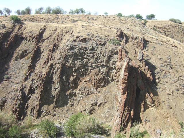 sheeted-dyke-and-pillow-basalt