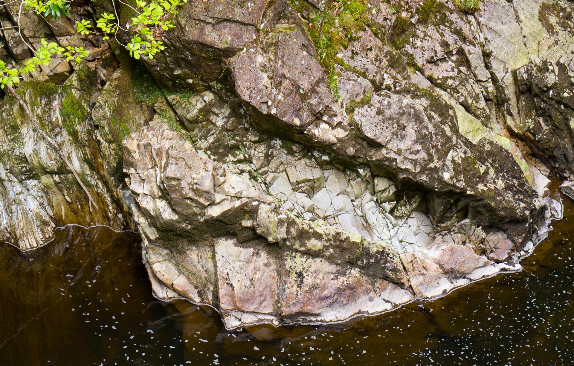 Basalt dyke in Cambrian sandstone.